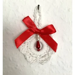 Geschenkeanhänger|HOBBYHAUS Weihnachts-Häkelkränzchen Baumschmuck Geschenkeanhänger weiß mit roter Satin-Schleife von