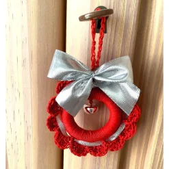 Baumschmuck|HOBBYHAUS Weihnachts-Häkelkränzchen Baumschmuck in rot-silber mit Metallglöckchen handgemacht von