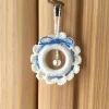 Best Weihnachts-Häkelkränzchen Geschenkeanhänger in weiß-hellblau mit Metallglöckchen von Baumschmuck