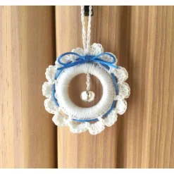 Best Weihnachts-Häkelkränzchen Geschenkeanhänger in weiß-hellblau mit Metallglöckchen von Baumschmuck