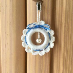 Best Weihnachts-Häkelkränzchen Geschenkeanhänger in weiß-hellblau mit Metallglöckchen von Baumschmuck