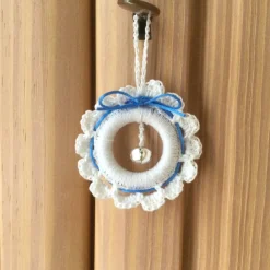 Best Weihnachts-Häkelkränzchen Geschenkeanhänger in weiß-hellblau mit Metallglöckchen von Baumschmuck