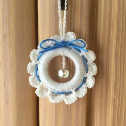 Best Weihnachts-Häkelkränzchen Geschenkeanhänger in weiß-hellblau mit Metallglöckchen von Baumschmuck