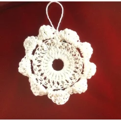 Best Weihnachts-Häkelkränzchen in weiß mit Perlen und Sternchen verziert Baumschmuck