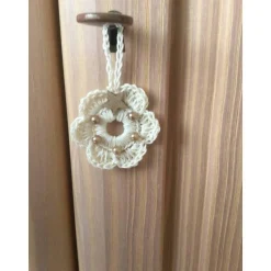 Baumschmuck|HOBBYHAUS Weihnachts-Häkelkränzchen in beige mit braunen Perlen und Holzsternchen verziert
