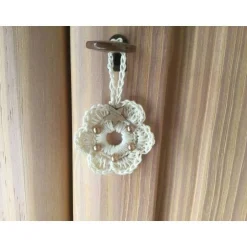 Baumschmuck|HOBBYHAUS Weihnachts-Häkelkränzchen in beige mit braunen Perlen und Holzsternchen verziert