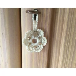 Baumschmuck|HOBBYHAUS Weihnachts-Häkelkränzchen in beige mit braunen Perlen und Holzsternchen verziert