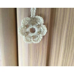 Baumschmuck|HOBBYHAUS Weihnachts-Häkelkränzchen in beige mit braunen Perlen und Holzsternchen verziert