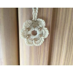 Baumschmuck|HOBBYHAUS Weihnachts-Häkelkränzchen in beige mit braunen Perlen und Holzsternchen verziert