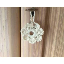 Baumschmuck|HOBBYHAUS Weihnachts-Häkelkränzchen in beige mit weißen Perlen und Holzsternchen