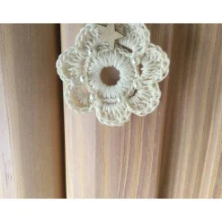 Baumschmuck|HOBBYHAUS Weihnachts-Häkelkränzchen in beige mit weißen Perlen und Holzsternchen