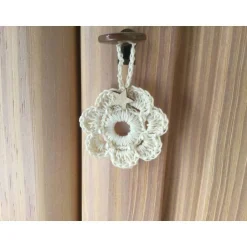 Baumschmuck|HOBBYHAUS Weihnachts-Häkelkränzchen in beige mit weißen Perlen und Holzsternchen