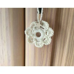 Baumschmuck|HOBBYHAUS Weihnachts-Häkelkränzchen in beige mit weißen Perlen und Holzsternchen