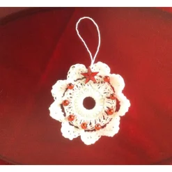 Best Weihnachts-Häkelkränzchen in weiß mit roten Perlen handgemacht von Baumschmuck