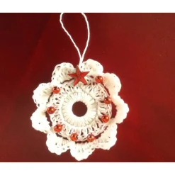 Best Weihnachts-Häkelkränzchen in weiß mit roten Perlen handgemacht von Baumschmuck