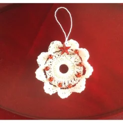 Best Weihnachts-Häkelkränzchen in weiß mit roten Perlen handgemacht von Baumschmuck