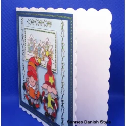 Weihnachtskarten|Sannes Danish Style Weihnachtskarte mit süßen Wichteln und verschneitem Dorf – 3D Stickerkarte mit Umschlag in Rot, Grün und Blautönen