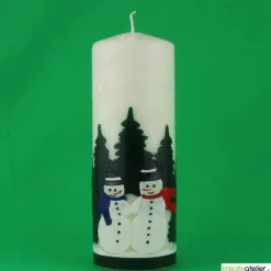 Best Weihnachtskerze personalisierbar –Winterkerze mit Schneemännern und Tannenwald, perfekt als Deko oder Weihnachtsgeschenk Kerzen & Beleuchtung