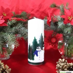 Best Weihnachtskerze personalisierbar –Winterkerze mit Schneemännern und Tannenwald, perfekt als Deko oder Weihnachtsgeschenk Kerzen & Beleuchtung
