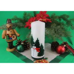 Best Weihnachtskerze personalisierbar –Winterkerze mit Schneemännern und Tannenwald, perfekt als Deko oder Weihnachtsgeschenk Kerzen & Beleuchtung