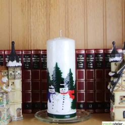 Best Weihnachtskerze personalisierbar –Winterkerze mit Schneemännern und Tannenwald, perfekt als Deko oder Weihnachtsgeschenk Kerzen & Beleuchtung