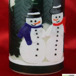 Best Weihnachtskerze personalisierbar –Winterkerze mit Schneemännern und Tannenwald, perfekt als Deko oder Weihnachtsgeschenk Kerzen & Beleuchtung