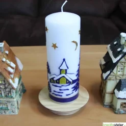 Best Weihnachtskerze personalisierbar – weiße Kerze mit Weihnachtsdorf, ideal als Weihnachtsgeschenk oder Adventsdeko Kerzen & Beleuchtung