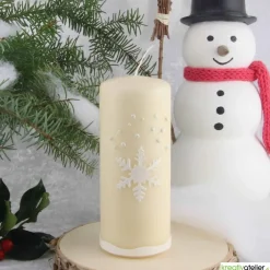 Best Weihnachtskerze personalisierbar – Winterkerze creme mit Schneeflocke, handverziert, festliche Deko oder Geschenk Kerzen & Beleuchtung