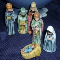 Outlet Weihnachtskugel mit Krippe zum hängen oder stellen. Maria ,Joseph,Christkind,Heilige 3 Könige Weihnachtsdeko