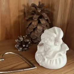 Weihnachtsdeko|Mal- und Bastelwerkstatt Welpe mit Weihnachtsmütze im Sack ca. 10cm- Bolonka / Pudel Gipsfigur zum Anmalen