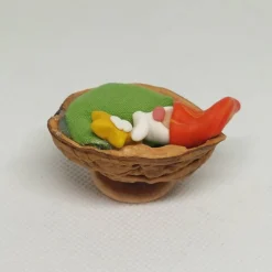 Wichtel in Walnusbettchen – Christbaumschmuck aus Polymer Clay Weihnachtsdeko