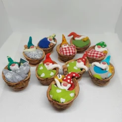Wichtel in Walnusbettchen – Christbaumschmuck aus Polymer Clay Weihnachtsdeko