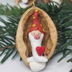 Baumschmuck|Danielas IdeenReich Wichtel in Walnussschale – Christbaumschmuck aus Polymer Clay
