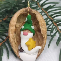 Baumschmuck|Danielas IdeenReich Wichtel in Walnussschale – Christbaumschmuck aus Polymer Clay