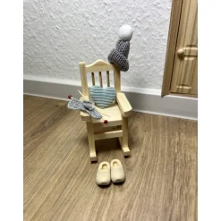 Online Wichtel Schaukelstuhl Stricksachen Holzschuhe und Mütze in Miniatur für Wichtel Wichtelzauber