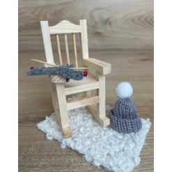 Wichtelzauber|MultiManufaktur Wichtel Wichteltür Zubehör Schaukelstuhl mit Stricknadeln und Mütze