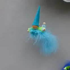 Wichtel-Zwerg auf Feder, Geschenk Geburt, Taufe, Frühlings-Deko Geschenke