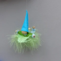 Wichtel-Zwerg auf Feder, Geschenk Geburt, Taufe, Frühlings-Deko Geschenke