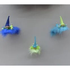 Wichtel-Zwerg auf Feder, Geschenk Geburt, Taufe, Frühlings-Deko Geschenke