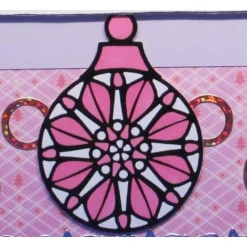 Weihnachtskarten|Sannes Danish Style Winterkarte mit Mandala Kugel & verschneitem Dorf – Handgemachte Weihnachtskarte in Rosa