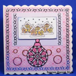 Weihnachtskarten|Sannes Danish Style Winterkarte mit Mandala Kugel & verschneitem Dorf – Handgemachte Weihnachtskarte in Rosa