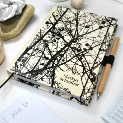 Geschenke|my-own-story Wochenkalender & Terminplaner 2025 A5 mit vielen Extras personalisiert mit Silhouette von Geäst in Schwarzweiss