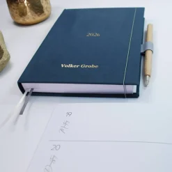 Wochenkalender & Terminplaner 2026 | A5 Hardcover Leinen | viele Extras | personalisiert veredelt Golddruck Geschenke