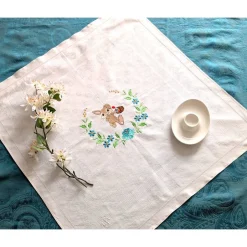 Ostertischdeko|Handmade by Helena Wunderschöne kleine Tischdecke oder Mitteldecke mit Osterhase und Blütenzweig