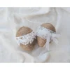 2x  OSTEREIER, Vintage- und Landhausstil, beige/weiß, Spitzenbänder, ca 6 cm Ostereier