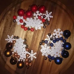 Bastelzubehör|dbUniques X-MAS Bastel-Deko-Sets 28 Teile Weihnachtskugeln Schneeflocken Schellen Perlen rot blau braun