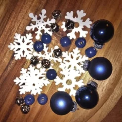 Bastelzubehör|dbUniques X-MAS Bastel-Deko-Sets 28 Teile Weihnachtskugeln Schneeflocken Schellen Perlen rot blau braun