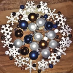 Hot X-Mas Deko-Bastel-Set 64 Teile blau braun weiß Weihnachtskugeln Schneeflocken Glöckchen Holzperlen Bastelzubehör