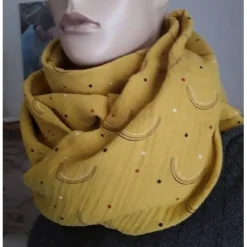 Accessoires|Marja's bunte Maschen XXL Dreiecktuch  / Musselin Double Gauze / Senfgelb mit Regenbögen / Schaltuch / Halstuch/ Wickelschal/ Loop
