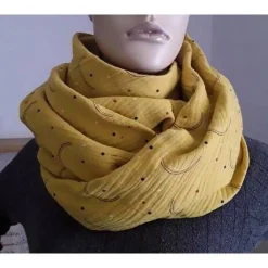 Accessoires|Marja's bunte Maschen XXL Dreiecktuch  / Musselin Double Gauze / Senfgelb mit Regenbögen / Schaltuch / Halstuch/ Wickelschal/ Loop